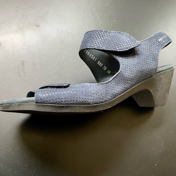 Mephisto Cecilia healed sandals Sz 8. Worn only a few times. Like new. - Picture 4 of 6